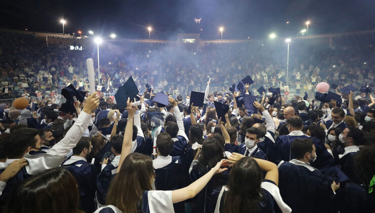 İzmir 9 Eylül’de mezuniyet sevinci