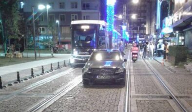 Kocaeli’de tramvay yolunda parklanmaya ceza